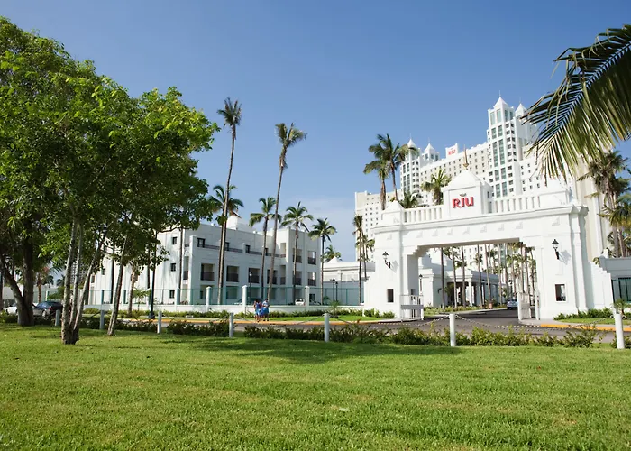 Hotel Riu Emerald Bay